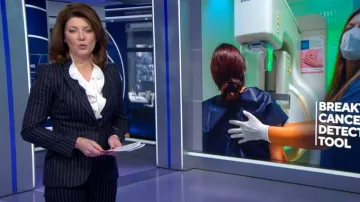 Blazer de lana a rayas Alexander Mcqueen usado por Norah O'Donnell visto en CBS Evening News el 27 de noviembre de 2023