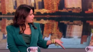 Top camisero de seda Cinq A Sept Marta Cowlneck usado por Ana Navarro como se ve en The View el 27 de noviembre de 2023