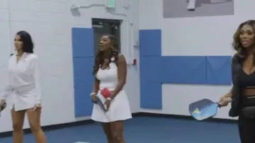 Top de tirantes anchos fruncidos Shein Plus usado por Ashley Darby como se ve en The Real Housewives of Potomac (S08E04)