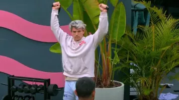 Sudadera con capucha Nike Sn Icon en naranja empolvado usada por Louis Phillips como se ve en Gran Hermano (T15E12)