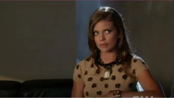 Brazalete de oro y cuero de avestruz rojo de Hermès usado por Naomi Clark (AnnaLynne McCord) como se ve en 90210 (S05E06)