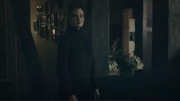 Suéter de punto de H&M usado por Arina (Kathrine Barnes) como se ve en Average Joe (T01E05)