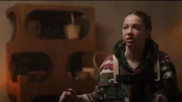 Cinq à Sept Vera Chaqueta vaquera de camuflaje bordada usada por Sandra (Elizabeth Allen-Dick) como se ve en The Santa Clauses (T02E04)