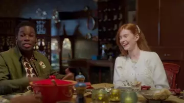 Claudie Pierlot Cardigan en maille Mareina à fleurs en relief porté par Mia Banks (Abigail O' Regan) comme on le voit dans Spellbound (S01E15)