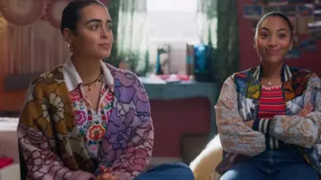 Le prêtre en lambeaux Cardigan décontracté en mélange rétro floral porté par Simone Souter (Margherita Barbieri) comme on le voit dans Spellbound (S01E16)