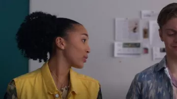 Les boucles d’oreilles pronominales portées par Cece Parker-Jones (Hailey Romain) comme on le voit dans Spellbound (S01E18)