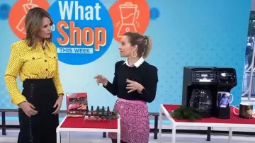 Vestido corto plisado Dior usado por Natalie Portman como se ve en Today el 28 de noviembre de 2023