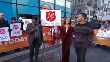 Pantalon large en velours bleu Skies Is porté par Alexa PenaVega, comme on le voit dans Aujourd’hui le 28 novembre 2023