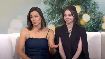 Chaqueta capa de gabardina de lana de Michael Kors usada por Emma Myers como se ve en Today with Hoda & Jenna el 28 de noviembre de 2023