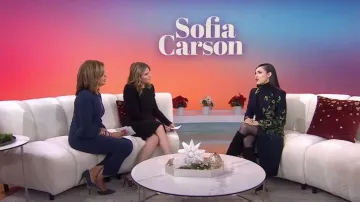 Abrigo largo de jacquard bellota de Oscar de la Renta usado por Sofia Carson como se ve en Today with Hoda & Jenna el 28 de noviembre de 2023