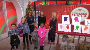 Mono utilitario rosa neón usado por Chassie Post como se ve en Today with Hoda & Jenna el 28 de noviembre de 2023
