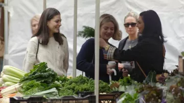 Gabardina larga con cinturón Burberry Kensington Heritage usada por Krissy Marsh en The Real Housewives of Sydney (T02E07)