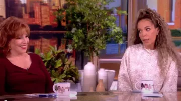 Blusa de jacquard de seda floral Capo de Dries van Noten usada por Sunny Hostin como se ve en The View el 28 de noviembre de 2023