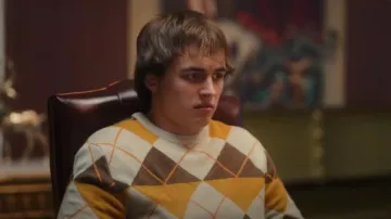 Only & Sons Sweater with Ar­gyle Pat­tern in Brown worn by Cal (Austin Kane) as seen in The Santa Clauses (S02E04)