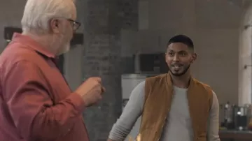 Carhartt Clas­sic Wip Vest worn by Sean Sagar (Deshawn Jackson) as seen in NCIS: Sydney (S01E03)