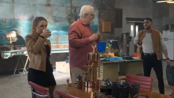 Elektra Chrome Cof­fee Ma­chine used by Tuuli Narkle (Evie Cooper) as seen in NCIS: Sydney (S01E03)