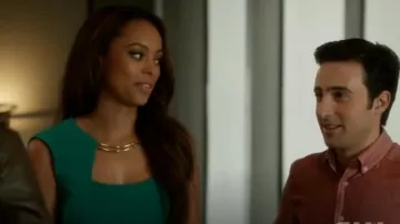 BCBG Max Azria Clara Ultra Green Vestido de vaina recortado sin mangas usado por Bryce Woodbridge (Amber Stevens West) como se ve en 90210 (S05E07)