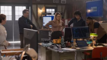 Forcast Kirsten Jer­sey Shirt worn by Evie Cooper (Tuuli Narkle) as seen in NCIS: Sydney (S01E03)