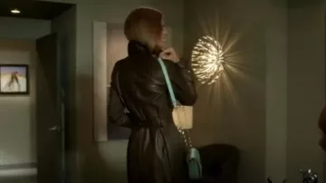 Bolso bandolera Robinson de cuero verde lima de Tory Burch usado por Naomi Clark (AnnaLynne McCord) como se ve en 90210 (S05E07)