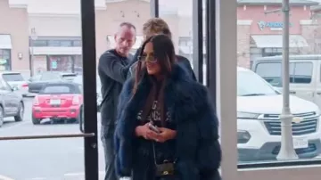 Lunettes de soleil Gucci Eyewear à monture rectangulaire G imbriquées portées par Lisa Barlow dans The Real Housewives of Salt Lake City (S04E12)