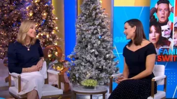 Chaqueta Dior con hombros descubiertos usada por Jennifer Garner como se ve en Good Morning America el 28 de noviembre de 2023
