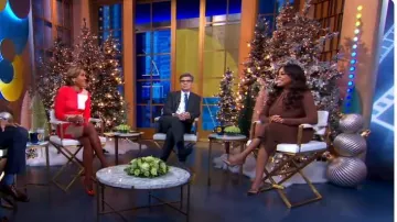 Giorgio Armani Robe en jersey Milano à découpe Armani portée par Lara Spencer dans Good Morning America le 28 novembre 2023