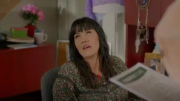 Old Navy Flo­ral Blouse worn by Rose Sinclair (Cheyenna Sapp) as seen in Acting Good (S02E07)