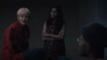 Chaleco geométrico largo Masai Copenhague usado por Ziba (Pegah Ferydoni) como se ve en Un asesinato en el fin del mundo (T01E04)