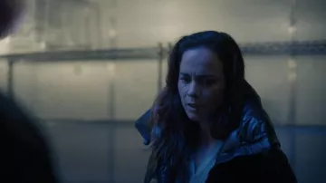 Abrigo acolchado de ciprés de ganso de Canadá usado por Sian (Alice Braga) como se ve en Un asesinato en el fin del mundo (T01E04)