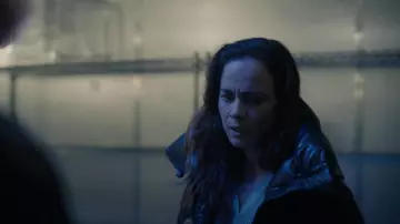 Abrigo acolchado de ciprés de ganso de Canadá usado por Sian (Alice Braga) como se ve en Un asesinato en el fin del mundo (T01E04)