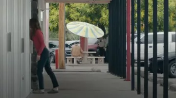 Zuecos Birkenstock Boston para mujer usados por Whitney Siegel (Emma Stone) como se ve en The Curse (T01E03)