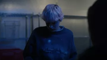 Vintage 90's Night Sky Farm usado por Darby Hart (Emma Corrin) como se ve en Un asesinato en el fin del mundo (T01E04)