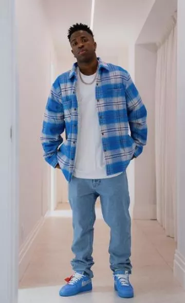 Nike Air Force 1 Low x Off-White 'Light Blue MCA' usado por Vinícius Júnior en la cuenta de Instagram @vinijr