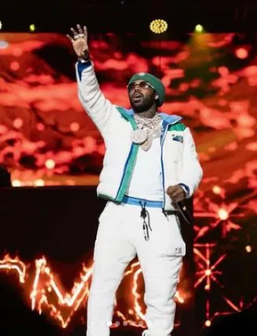 Pantalones de chándal Moncler White Fleece & Blue-Trim usados por EST Gee en la cuenta de Instagram @est.gee