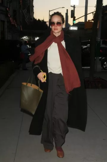 Bailarinas de cuero elástico The Row usadas por Jennifer Lawrence en la ciudad de Nueva York el 28 de noviembre de 2023