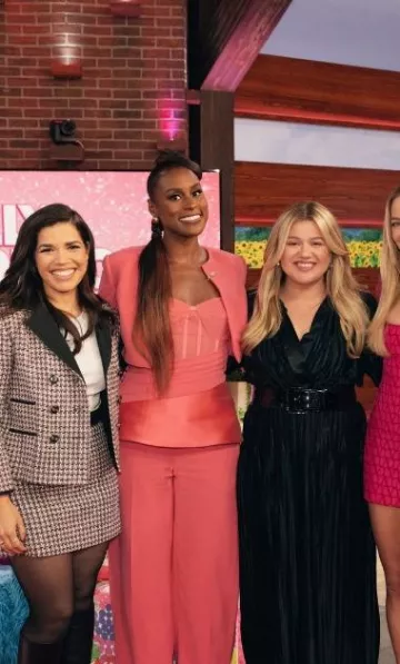 Azzi & Osta Volume 9 Look 26 Corset péplum bustier rose porté par Issa Rae au Kelly Clarkson Show le 12 juin 2023