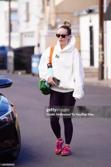 Alo Yoga 7/8 High-Waist Airlift Legging usado por Olivia Wilde en Los Ángeles el 28 de noviembre de 2023