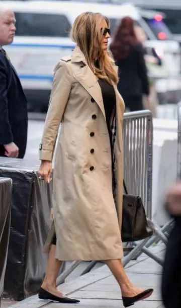 Gabardina Burberry Sandringham usada por Melania Trump en la Torre Trump el 12 de junio de 2023