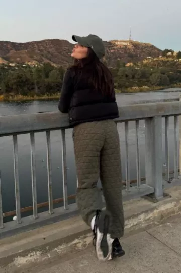 Superworld El chaleco abullonado de gran tamaño usado por Lucy Hale en su historia de Instagram el 28 de noviembre de 2023