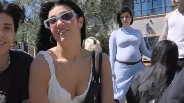 Jupe drapée Alaïa portée par Kourtney Kardashian dans The Kardashians (S04E10)
