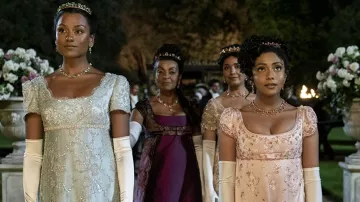 Robe en soie rose fleurie portée par Edwina Sharma (Charithra Chandran) comme on le voit dans la série télévisée Bridgerton (S02E01)