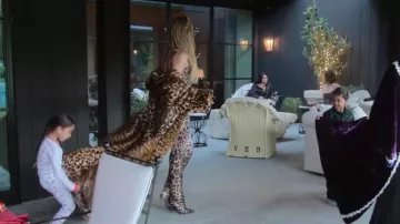 Pantalon droit extensible à imprimé léopard Dolce & Gabbana porté par Khloé Kardashian dans The Kardashians (S04E10)