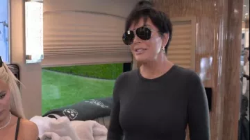 Lunettes de soleil Porsche Design P'8478 portées par Kris Jenner dans The Kardashians (S04E10)