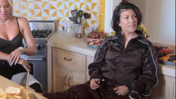 Veste de survêtement à rayures Martine Rose portée par Kourtney Kardashian dans The Kardashians (S04E10)
