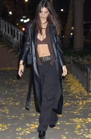 Bottes Lamara London Dover St portées par Emily Ratajkowski à New York le 24 novembre 2023