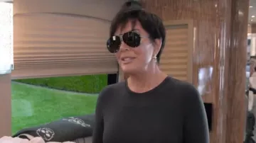 Boucles d’oreilles Tiffany à gros maillons portées par Kris Jenner dans The Kardashians (S04E10)