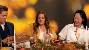 Stella McCartney Chemise en crêpe de Chine de soie Pussybow portée par Drew Barrymore comme on le voit dans The Drew Barrymore Show le 27 novembre 2023
