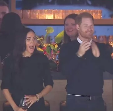 Collar Cartier Juste Un Clou usado por Meghan Markle en el partido de hockey de los Vancouver Canucks el 20 de noviembre de 2023