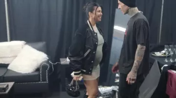 Givenchy Blouson bomber matelassé à empiècements en daim porté par Kourtney Kardashian dans The Kardashians (S04E10)