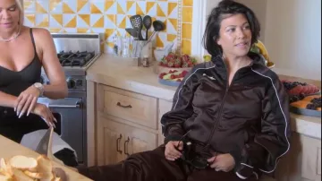 Pantalon de survêtement en maille surdimensionnée Shine Shine de Martine Rose porté par Kourtney Kardashian dans The Kardashians (S04E10)